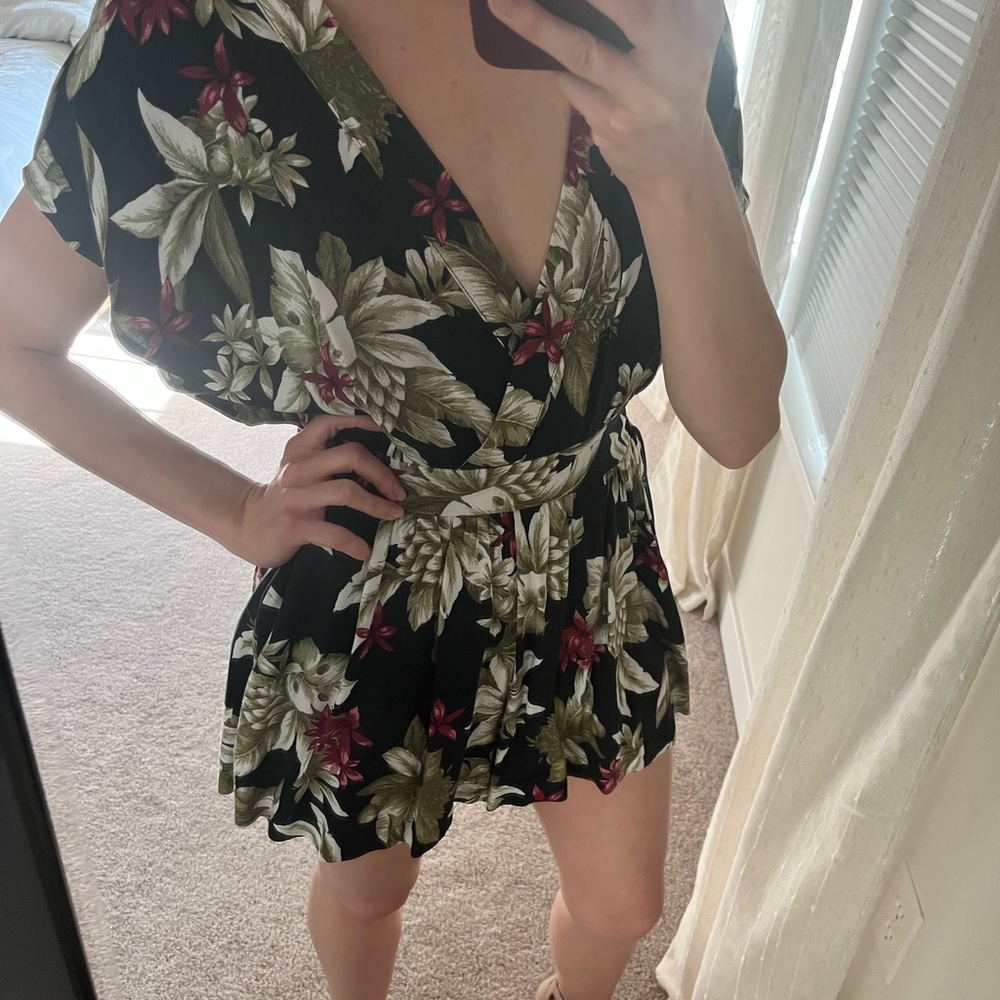 MINKPINK Floral Romper w/ Pockets!!